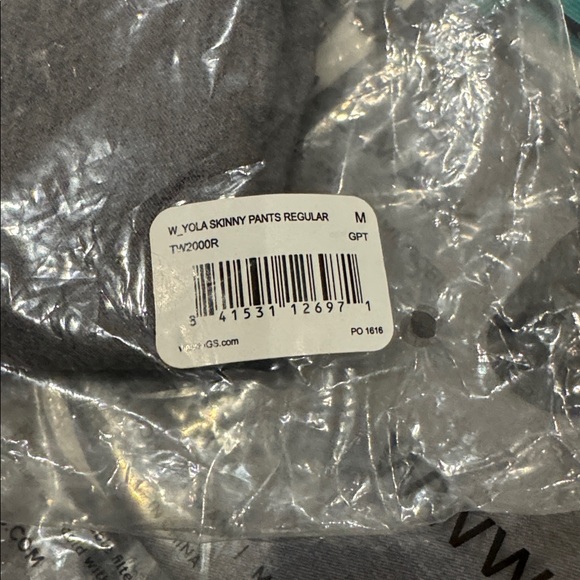 Figs Charcoal Scrub 3 pocket Top & YOLA skinny pants regular set w/figs mask - Picture 6 of 11